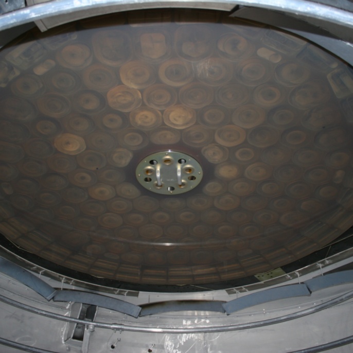 Juni 2008 - Hauptspiegel wird beschichtet: Wissenschaftler inspizieren den frisch beschichteten Spiegel in der Kammer