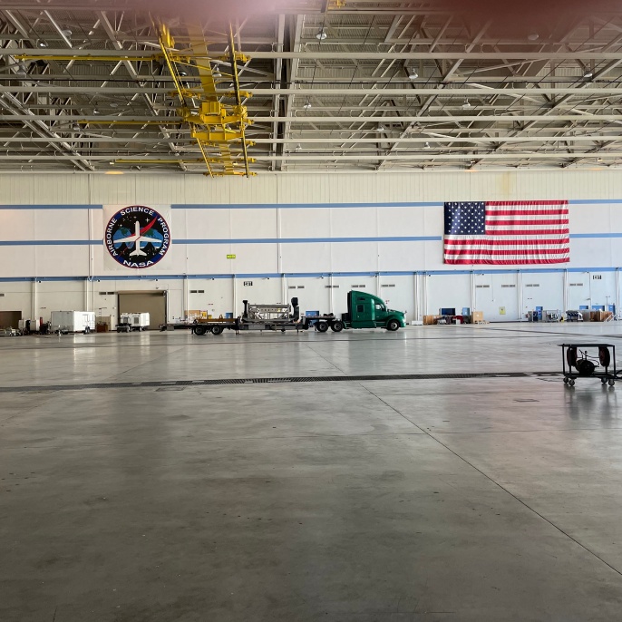 Cart für den PMA auf einem LKW im Hangar in Palmdale