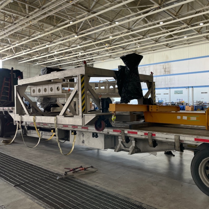 PMA-Cart auf dem LKW im Hangar 703 in Palmdale