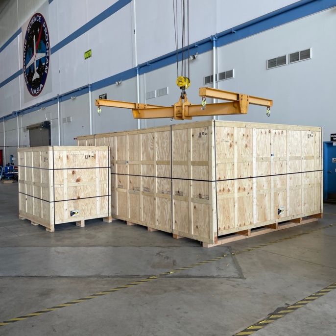 Transportboxen mit Primärspiegel, A-Frames und Gear Drive im Hangar in Palmdale, CA