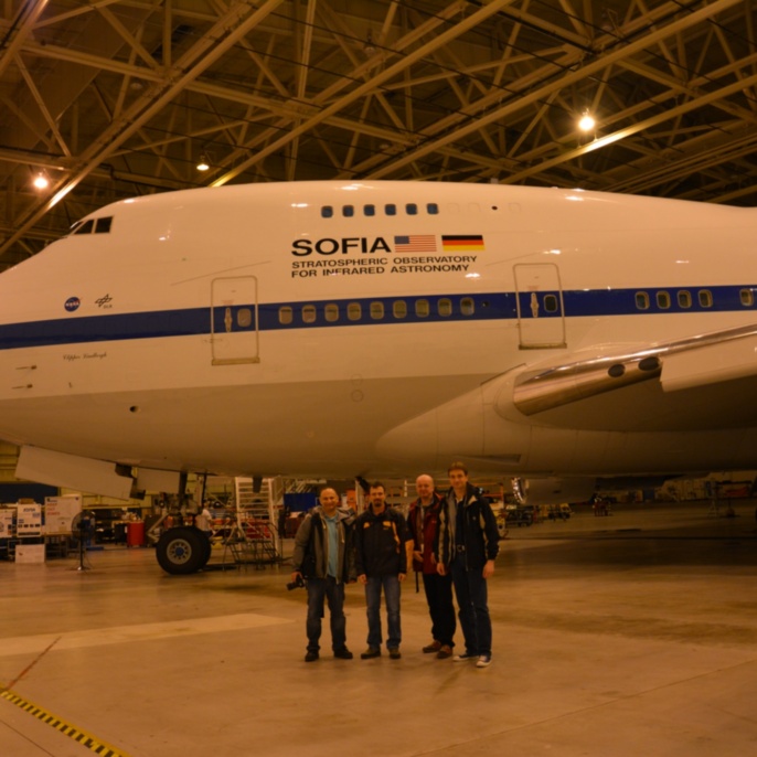 Gruppenbild mit SOFIA im Hangar