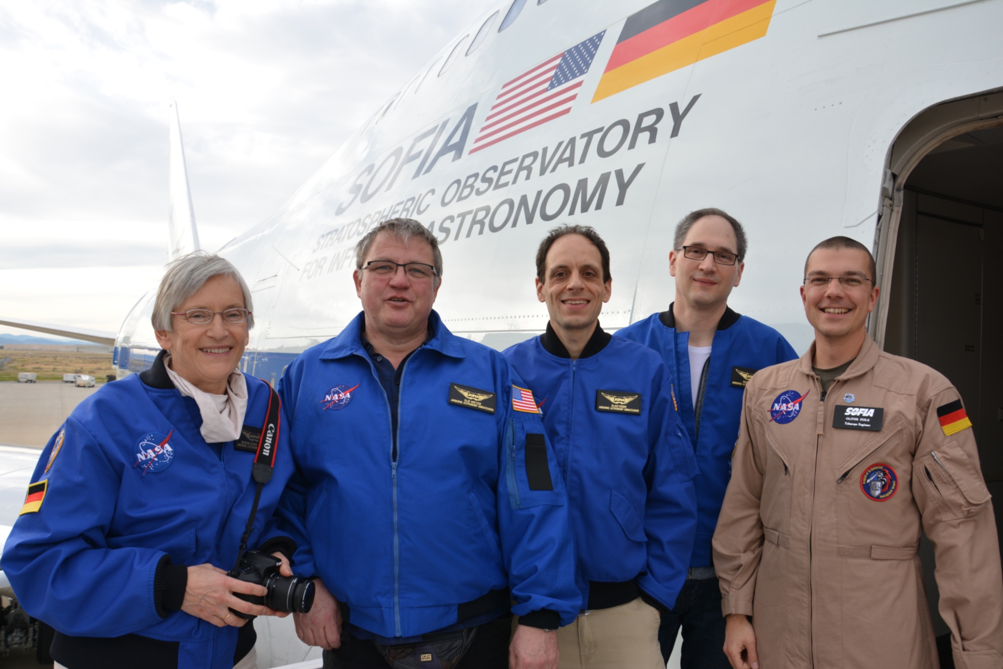 Lehrkräfte mit Oliver Zeile (Teleskopingenieur) vor dem zweiten Flug