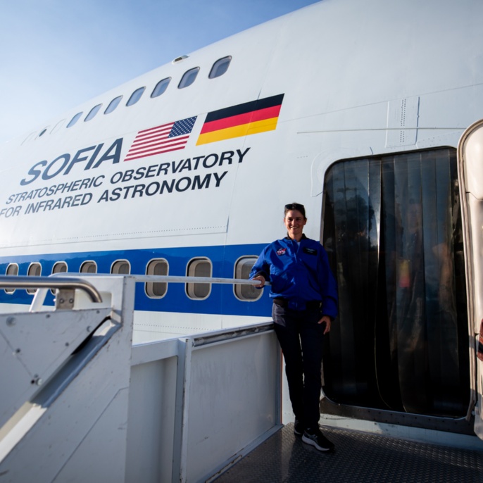 Safia Ouazi vor dem SOFIA-Flugzeug