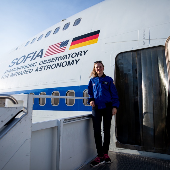 Kerstin Krause vor dem SOFIA-Flugzeug