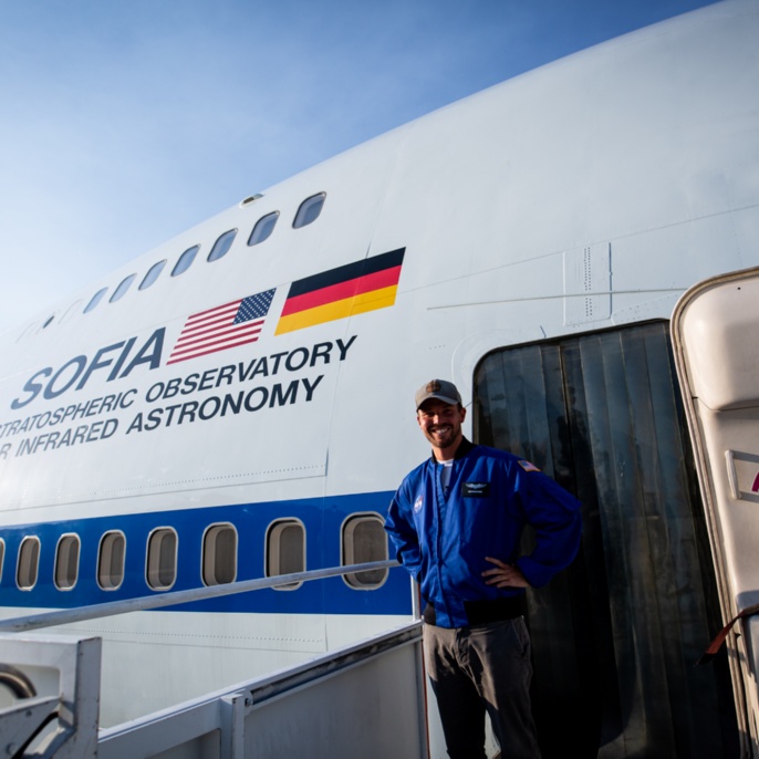 Nils Wüchner vor dem SOFIA-Flugzeug