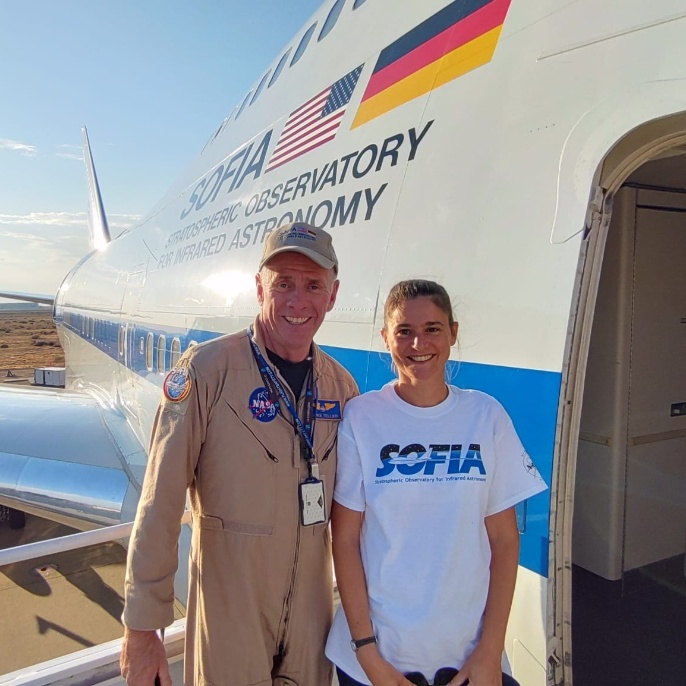 Pilot Michael Tellier und Safia Ouazi vor SOFIA