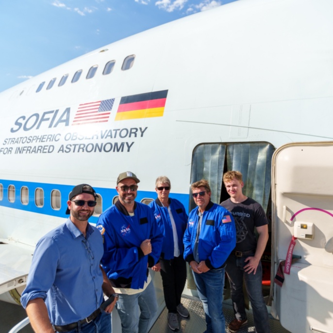 Torsten Studier, Florian Rüth, Rita Isenmann, Volker John und Aaron Grießbaum vor dem SOFIA-Flugzeug
