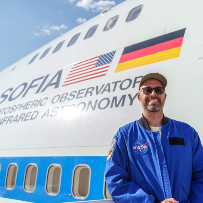 Florian Rüth vor dem SOFIA-Flugzeug