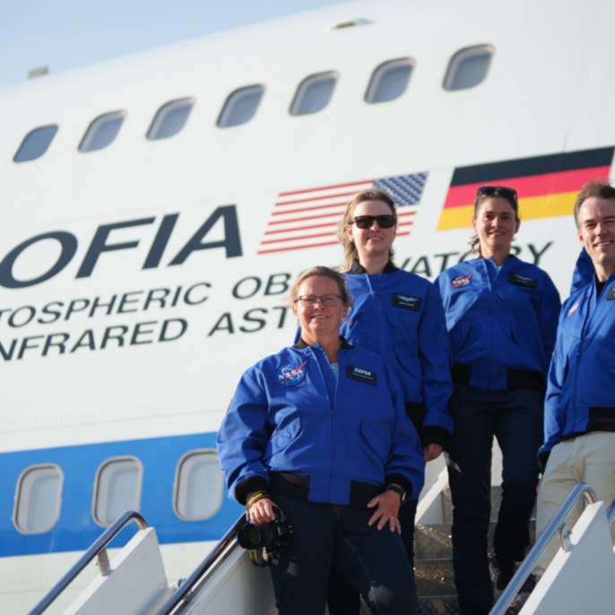 Antje Lischke-Weis (DSI), Kerstin Krause, Safia Ouazi, Sören Kupke und Nils Wüchner vor dem Mitlflug an Bord von SOFIA