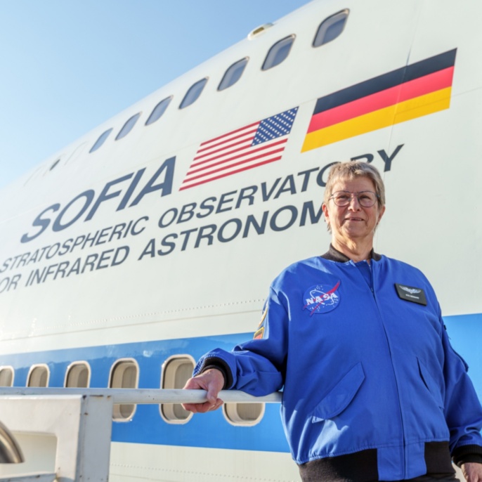 Rita Isenmann vor dem SOFIA-Flugzeug