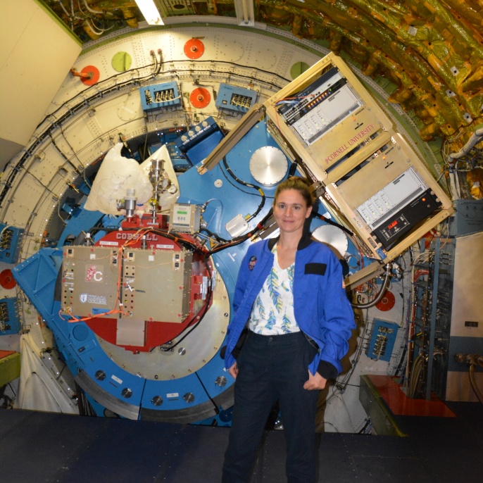 Safia Ouazi vor dem SOFIA-Teleskop