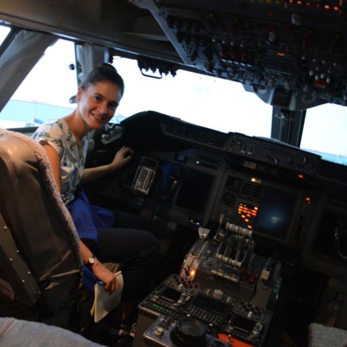 Safia Ouazi im SOFIA- Cockpit
