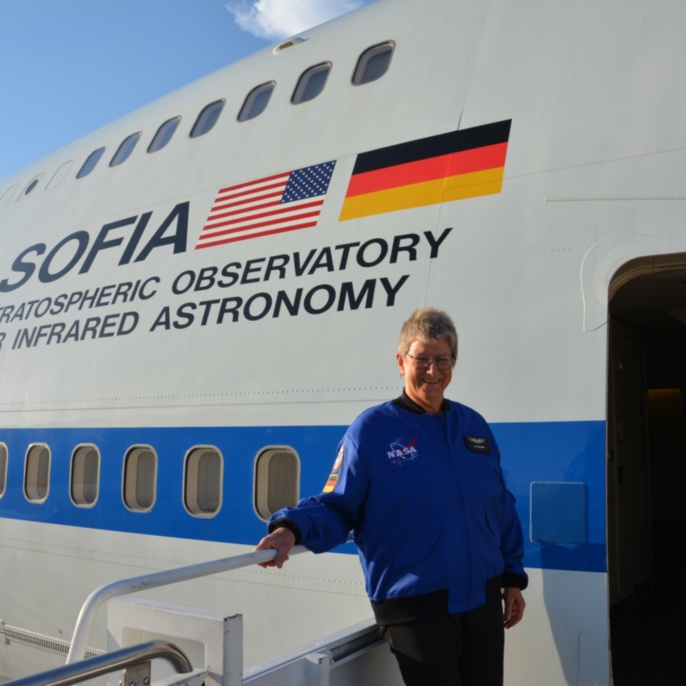 Rita Isenmann vor dem SOFIA-Flugzeug