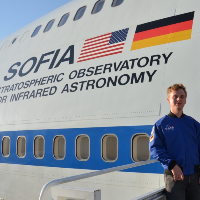 Aaron Grießbaum vor dem SOFIA-Flugzeug