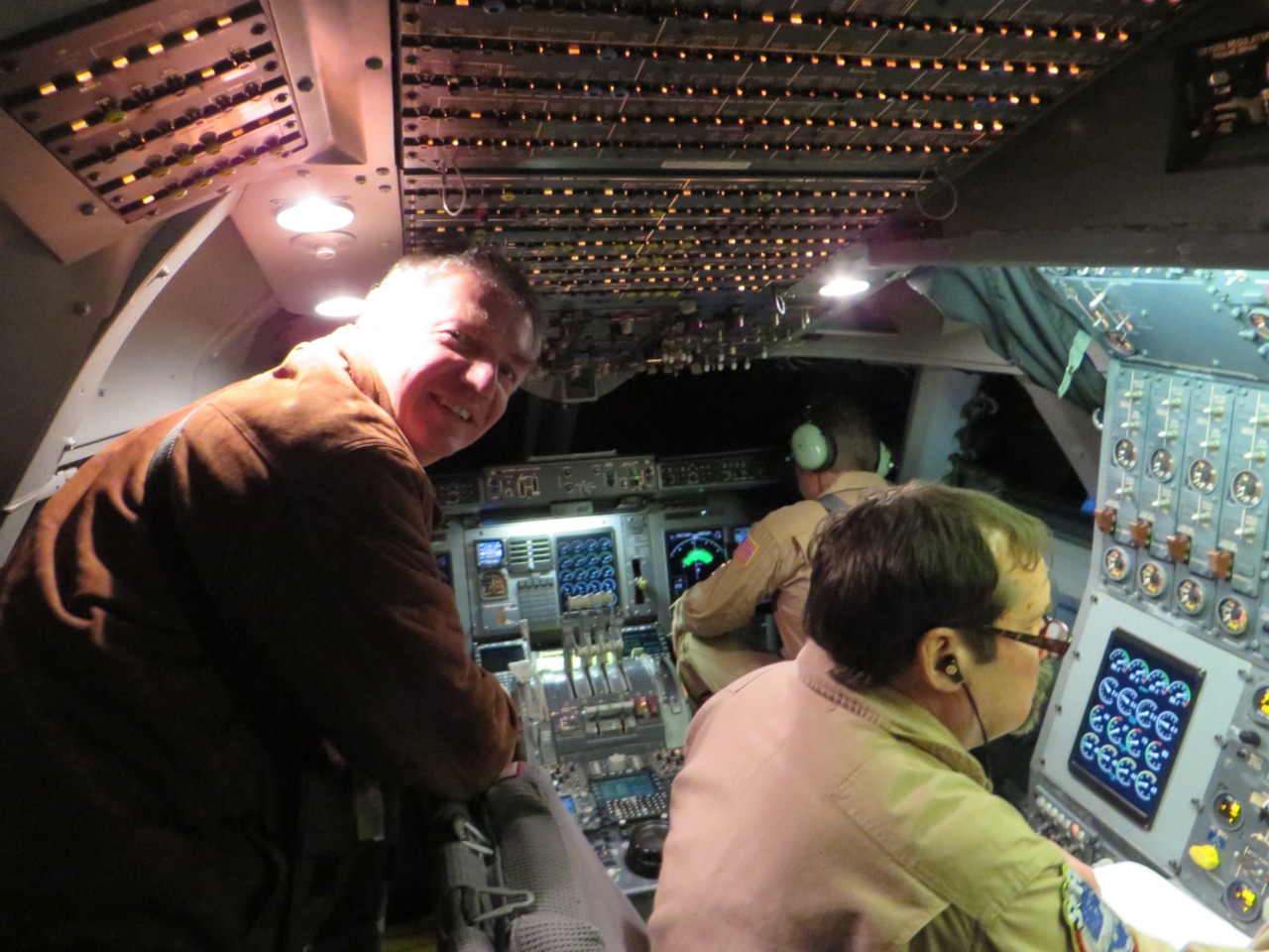 Mathias Steinmetz schaut den Piloten im Cockpit über die Schulter 