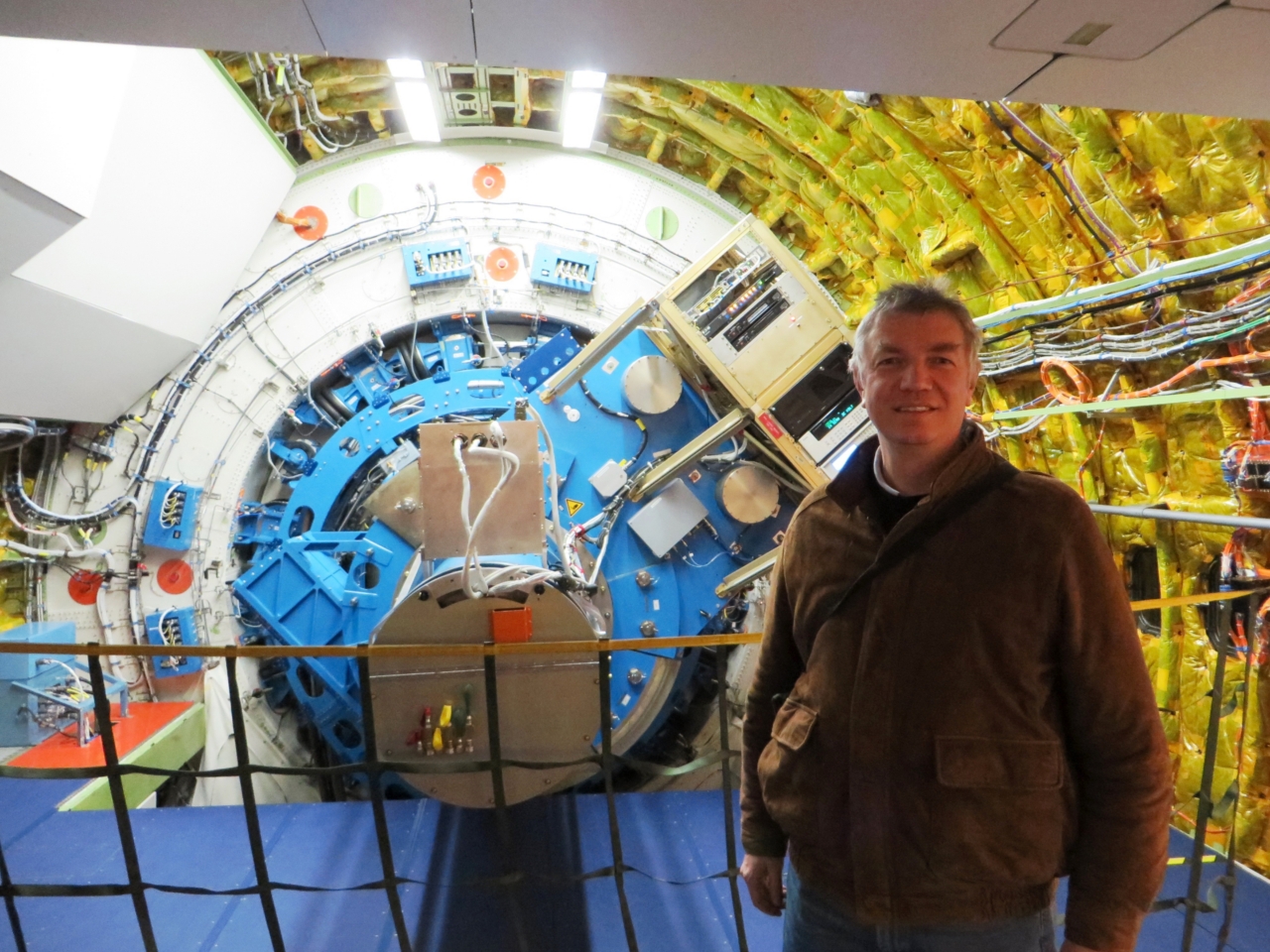 Mathias Steinmetz vor dem SOFIA Teleskop mit dem montierten EXES Instrument 