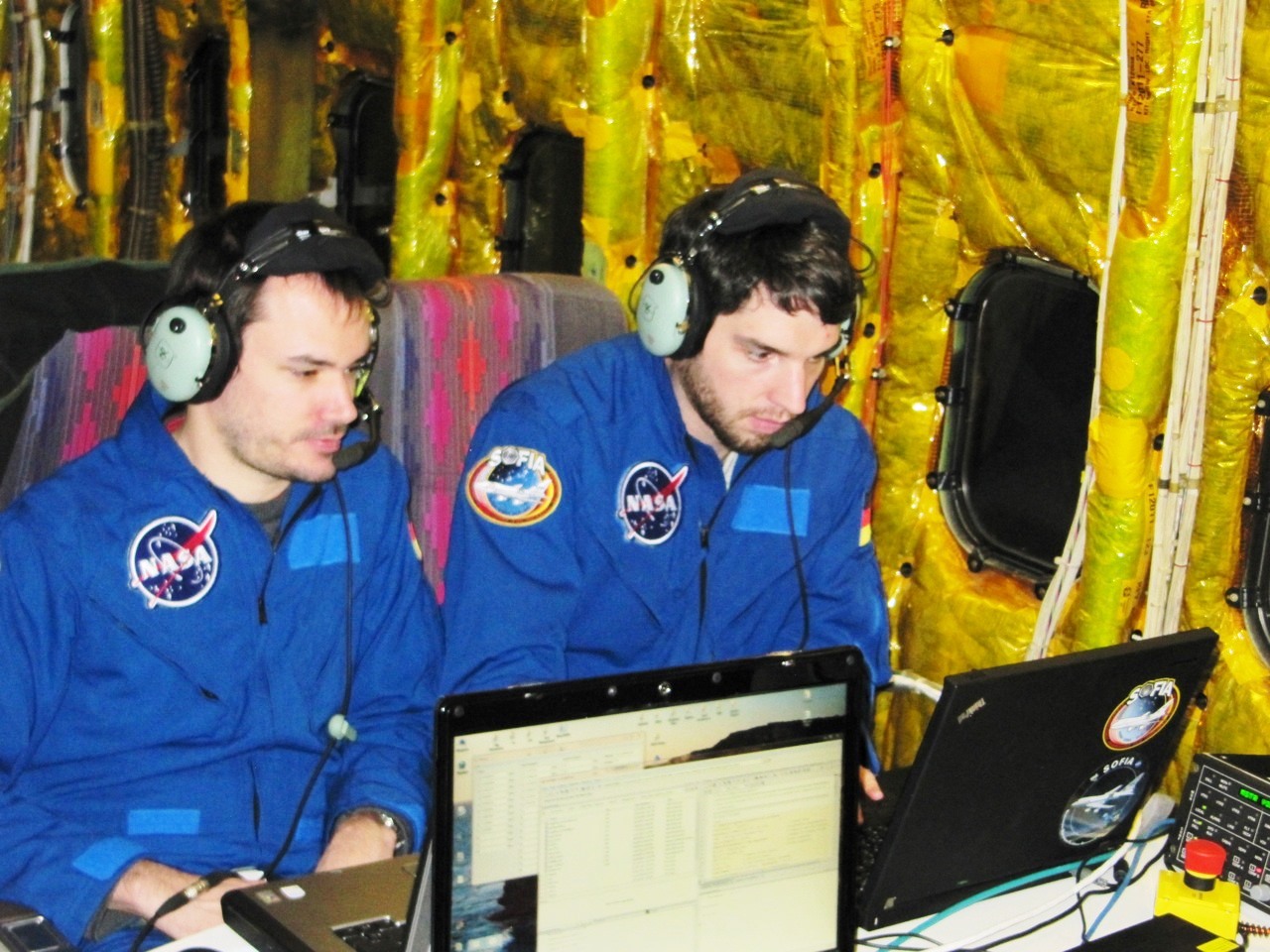 Manuel Wiedemann & Enrico Pfueller bei der Erprobung der Leitkameras an Bord von SOFIA