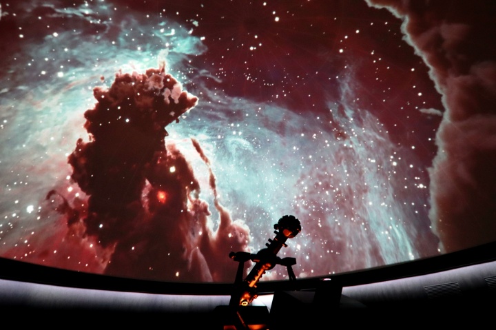 Flug durch ein Sternentstehungsgebiet im Adlernebel während der Planetariumsshow.