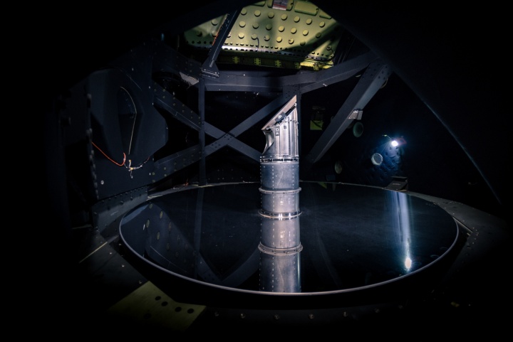 Teleskop bei geschlossener Tür