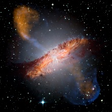 Zusammengesetztes Bild von Centaurus A. Von SOFIA vermessene Magnetfelder sind als Stromlinien über das Bild gelegt.