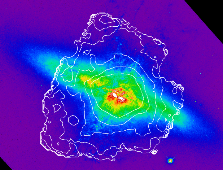 Die weißen Konturen zeigen die bereits existierenden Messungen des ionisierten Kohlenstoffes mit FIFI-LS. Sowohl in der Scheibenebene (grob horizontal) als auch in den entfernteren Bereichen der Winde (grob vertikal) fehlen noch Bereiche zur vollständigen Kartierung. Im Hintergrund ein Hubble F658 H-alpha Bild.