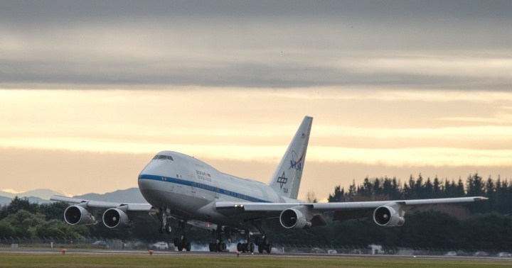 Das Flugzeugobservatorium SOFIA während seines letzten Einsatzes auf der Südhalbkugel der Erde von Christchurch/Neuseeland aus im Sommer 2022. Die in der Pressemitteilung beschriebenen 18O-Beobachtungen wurden mit dem vom MPIfR und der Universität Köln gebauten GREAT-Empfänger an Bord von SOFIA durchgeführt.