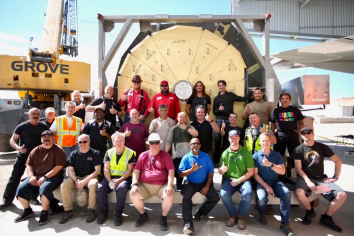 DSI & NASA Team vor dem ausgebauten Hauptspiegel des SOFIA-Observatoriums.